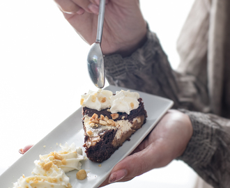 BROWNIEBOTTEN MED JORDNÖTSKOLAKRÄM OCH CHEESECAKE LCHF