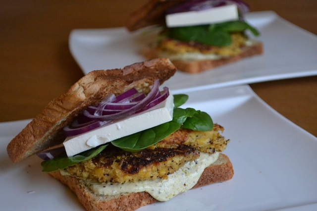 Veckans vegetariska: Sandwich med majsbiffar och pestosås