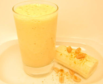 Banan, jordnöt och curry smoothie.