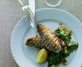 Server stegt makrel, næste gang du skal frokost- eller middagsgæster. Prøv denne opskrift på stegt makrel med en skøn salat. | Opskrifter, Mad, Frokost