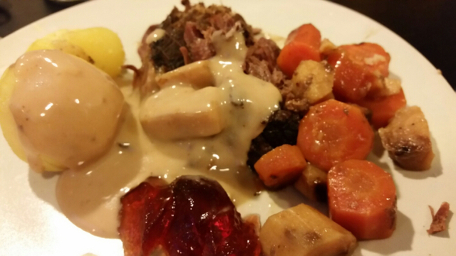 Crockpot – Söndagsstek med potatis, sås och rödvinbärsgele