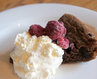 Kladdkaka med chokladknappar