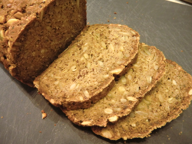 Glutenfritt mörkt formbröd med hirsmjöl och olika sorters frön