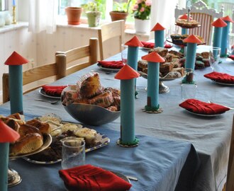 Sju sorters bakverk: morotskaka, moccarutor, chokladtårta, morotskaka, kokoskakor med frosting, kanelbullar, vaniljbullar och dammsugare