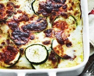 Ugnsbakad fisk med tomat och zucchini.