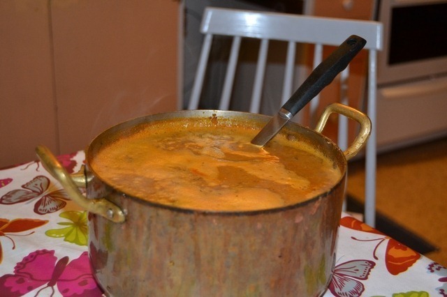 Fisksoppa med lök, tomat och morot