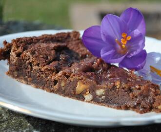 Kladdkaka med kanderade nötter och kolasås