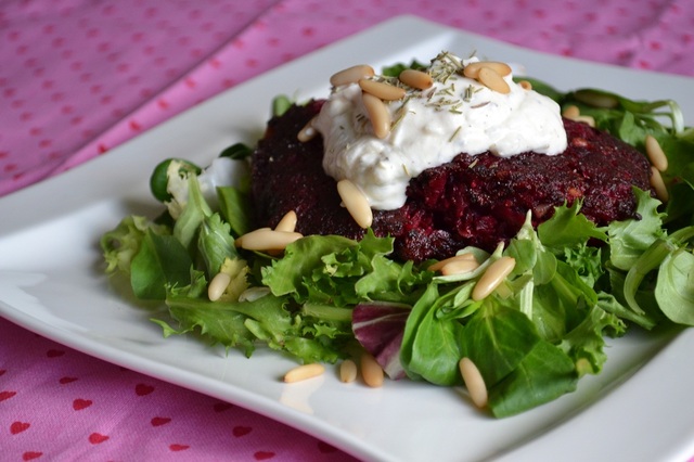 Veckans vegetariska: Rödbetsbiffar med parmesanyoghurt