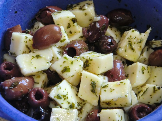 Ört- och vitlöksmarinerade oliver och scamorza - härligt tillbehör till sommarens grillaftnar