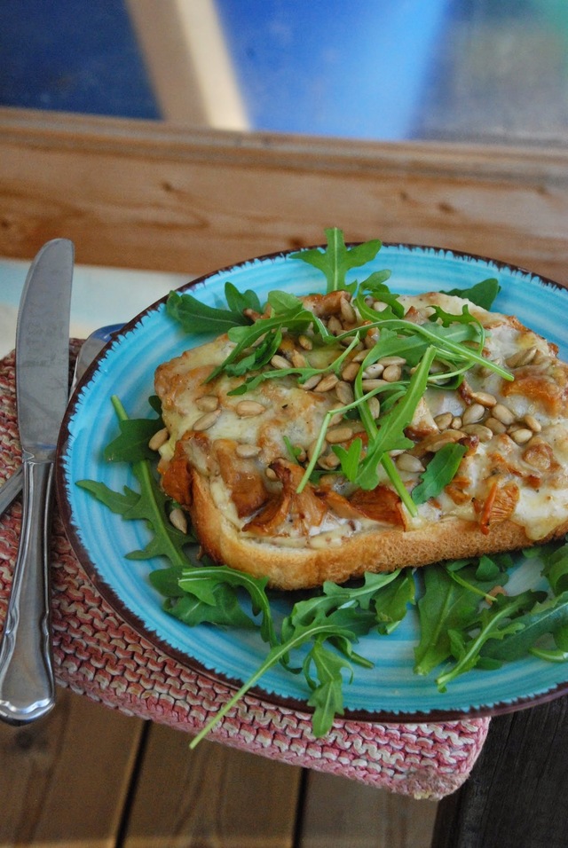 Kantarelltoast med renost och västerbottensost