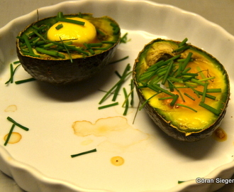 Ugnsbakad avokado med ägg, rökt lax och gräslök