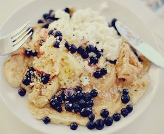 Enkel mandelpannkaka med keso & blåbär