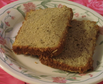 Saftig, glutenfri banankaka med smak av vanilj, citron och kokos