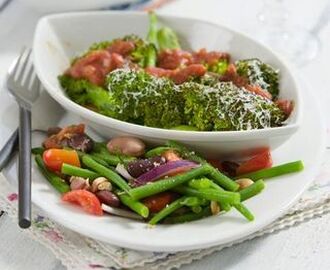 Parmesangratinerad broccoli med bönsallad