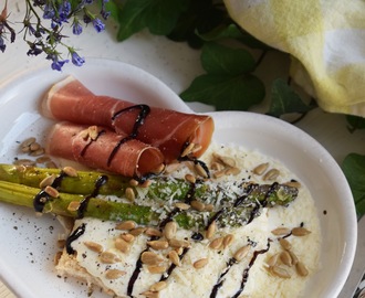 Toast med parmesansås, parmaskinka och sparris