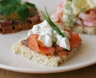 En sallad till gravlaxen med  pressgurktärningar, smetana och gräslök