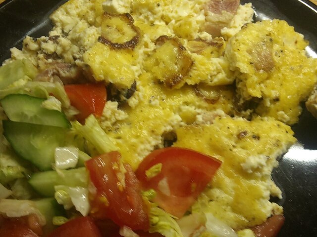Omelett med överbliven fläskfilé och fetaost