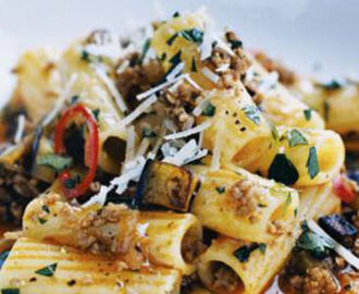 Tortiglioni med ragù på nötfärs och aubergine