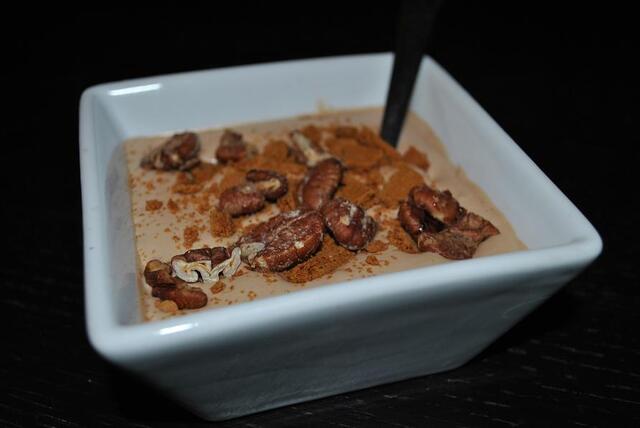 Glöggchokladmousse med pepparkaksnötter