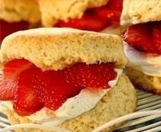 Scones med jordgubbar och mascarpone