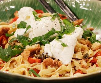 Tagliatelle med rostad tomatsås och burrata