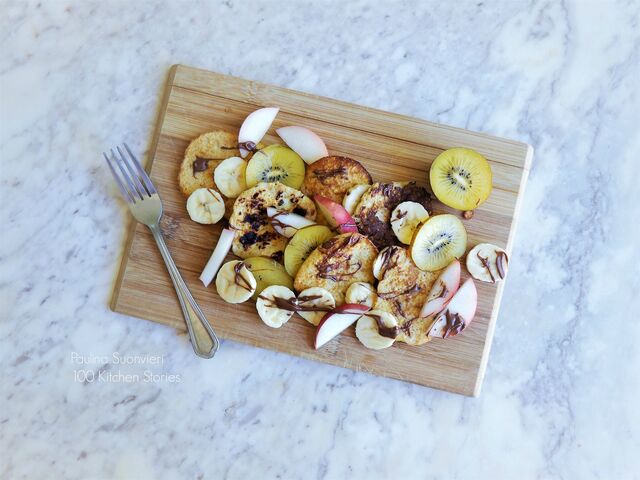 Banana Pancakes with Fresh Fruits & Chocolate Hazelnut Spread