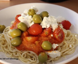 PASTA MED HEMGJORD TOMATSÅS