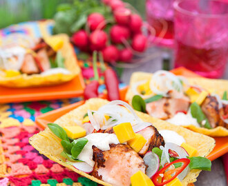 Grillad lax med het chipotlekräm och mango