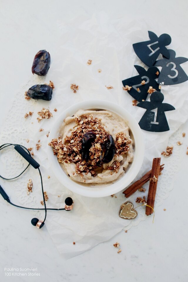 Raw Vegan Gingerbread Ice Cream Bowl with Gingerbread Crunch & Dates