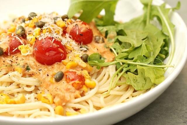 Krämigt till pasta: Tonfisksås med tomat, kapris, majs och ruccola