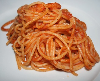 PASTA MED RÄKOR OCH TOMATSÅS