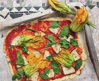 Pizza på blomkålsbotten med aubergine, spenat och zucchiniblommor