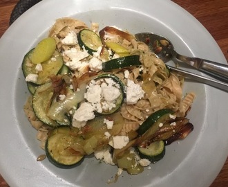 Pasta med ungsrostade grönsaker, pesto och fetaost