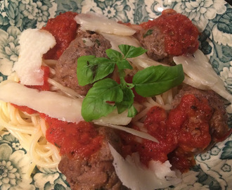 Var dags mat - Italienska köttbullar i salviadoftande tomatsås