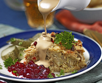 Vegetarisk kålpudding med gräddsås och lingon