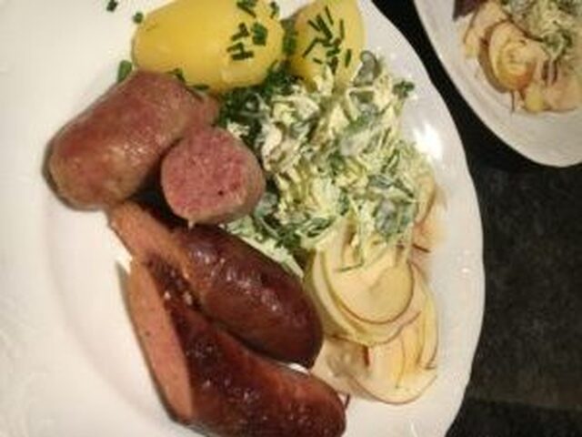 Korvmix med coleslaw, potatis och äppelskivor