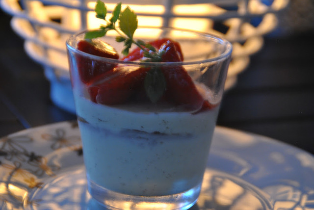 Vaniljmousse med rabarberkompott toppat med marinerade jordgubbar