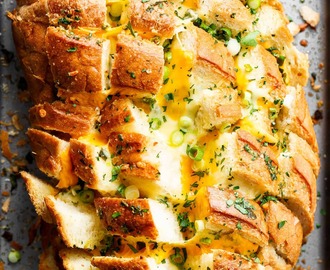 Bloomin’ Onion Garlic Bread (Pull Apart Bread)