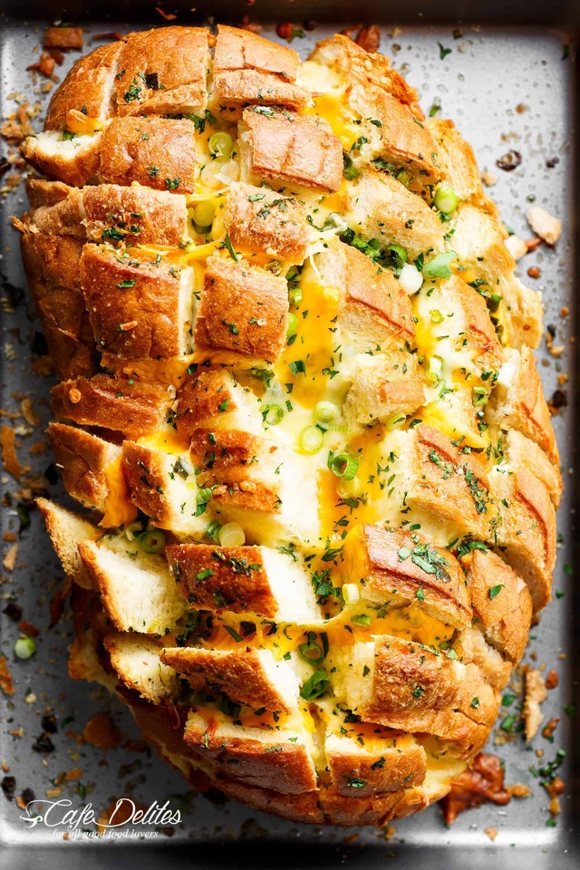 Bloomin’ Onion Garlic Bread (Pull Apart Bread)