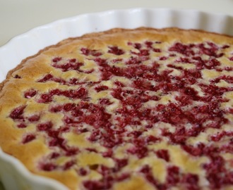 Glutenfri vit kladdkaka med röda vinbär