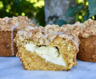 Morotsmuffins med cheesecakefyllning och kanelcrunch