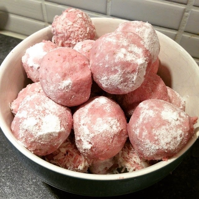 Kokos- och jordgubbsbollar (vete-, socker- och mjölkfria)