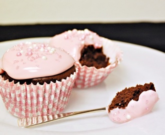 Mörka chokladcupcakes med rosa vit ckokladfrosting