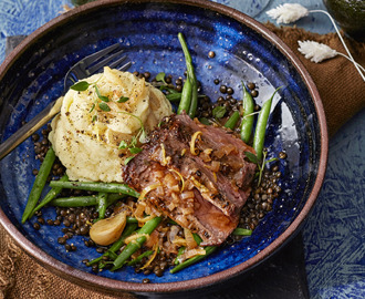 Lammrostbiff med citron- och löksky och mandelpotatispuré