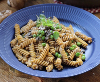 Pasta med ärtor och champinjonsås