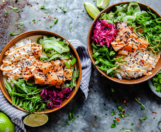 Poké Bowl med marinerad lax och srirachamajjo.