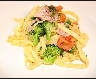 Snabba pastan med skinka, tomat och broccoli