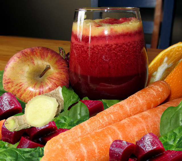 Gör din egen juice - Äpple rödbetor morötter ingefära babyspenat