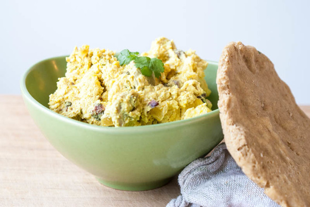 Vegetarisk korma med glutenfritt naanbröd