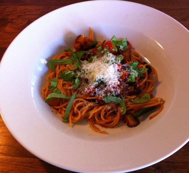 Spaghetti med aubergine- och tomatsås